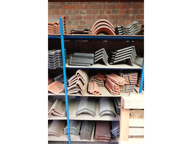 Grote partij diverse dakpannen - afbeelding 13 van  17