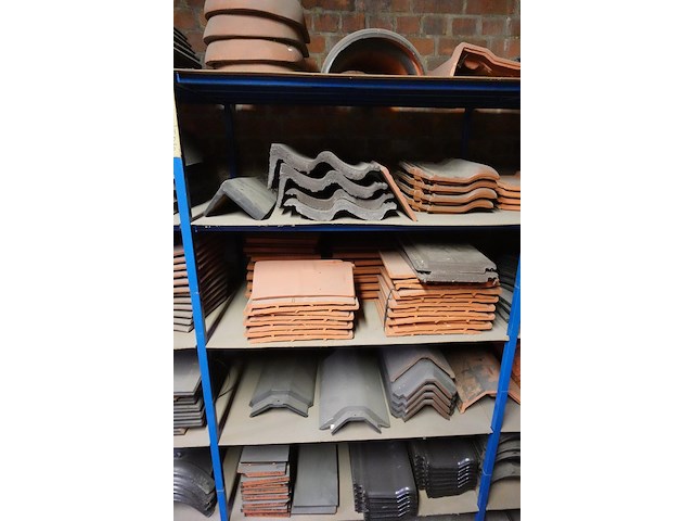 Grote partij diverse dakpannen - afbeelding 14 van  17