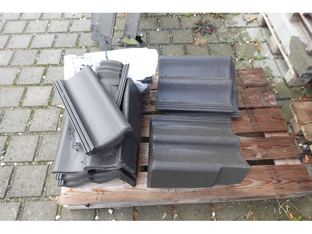 Grote partij diverse dakpannen - afbeelding 6 van  9