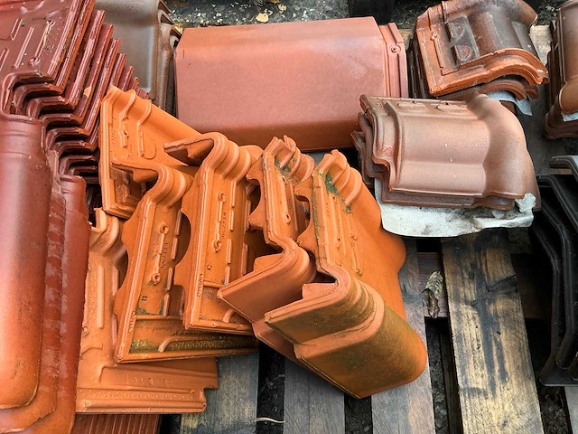 Grote partij diverse dakpannen - afbeelding 5 van  24