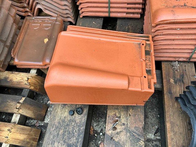 Grote partij diverse dakpannen - afbeelding 8 van  24