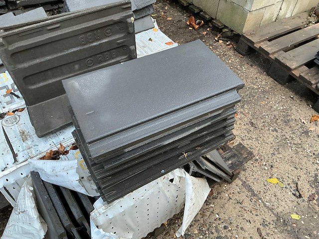 Grote partij diverse dakpannen - afbeelding 10 van  24