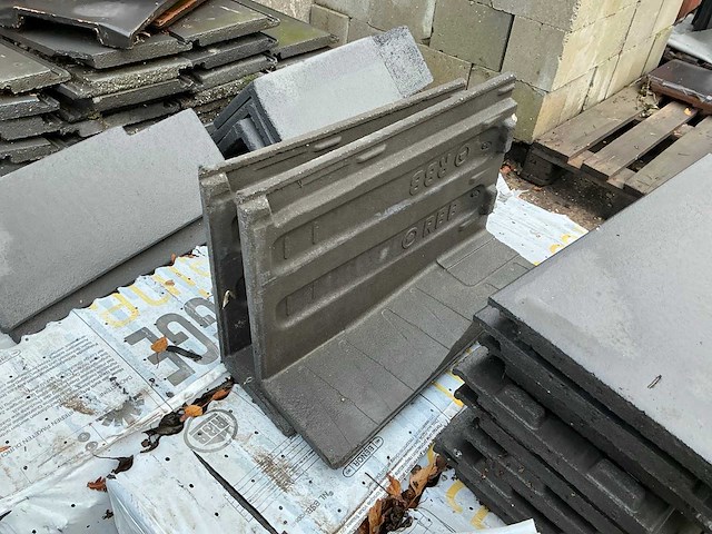 Grote partij diverse dakpannen - afbeelding 11 van  24