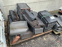 Grote partij diverse dakpannen - afbeelding 1 van  24