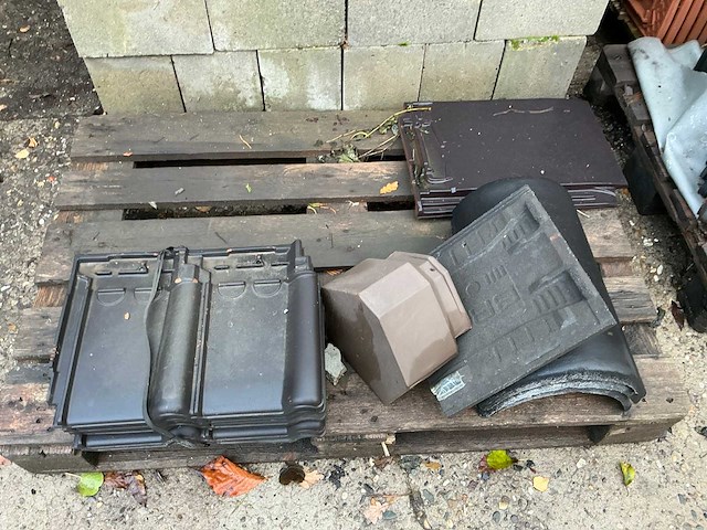 Grote partij diverse dakpannen - afbeelding 14 van  24