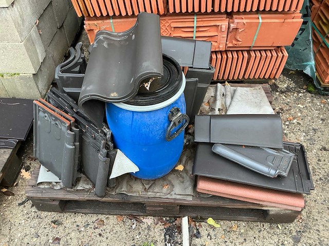 Grote partij diverse dakpannen - afbeelding 15 van  24