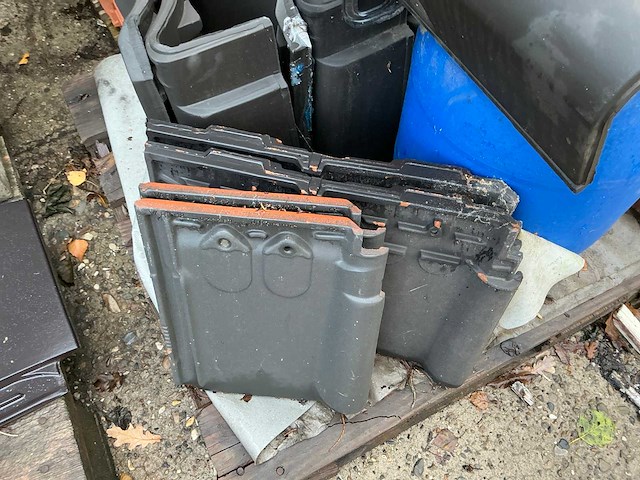 Grote partij diverse dakpannen - afbeelding 16 van  24