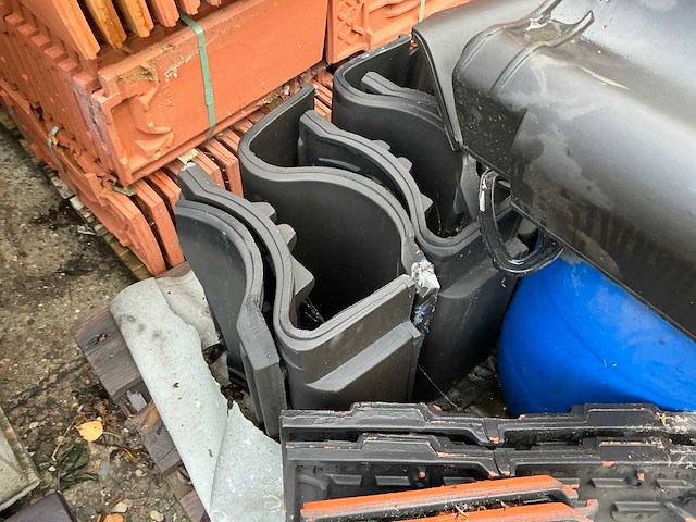 Grote partij diverse dakpannen - afbeelding 17 van  24