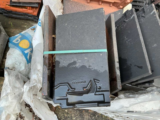 Grote partij diverse dakpannen - afbeelding 21 van  24