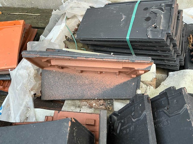 Grote partij diverse dakpannen - afbeelding 22 van  24