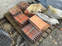 Grote partij diverse dakpannen - afbeelding 23 van  24