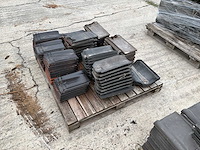 Grote partij diverse dakpannen - afbeelding 6 van  21