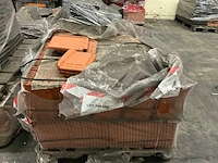 Grote partij diverse dakpannen - afbeelding 2 van  8