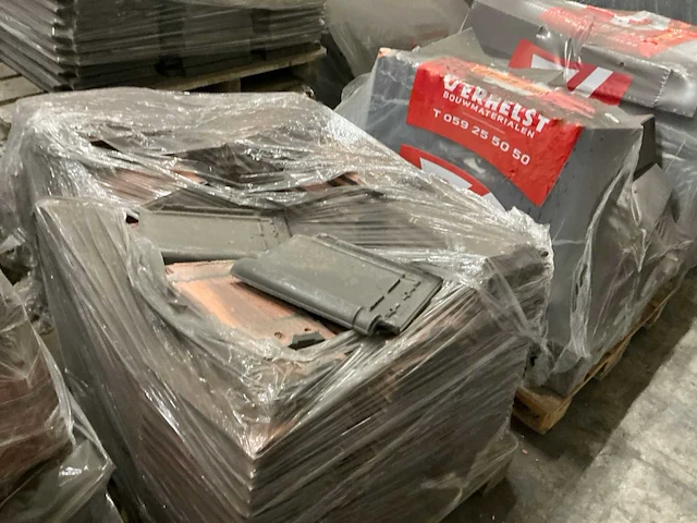 Grote partij diverse dakpannen - afbeelding 8 van  8