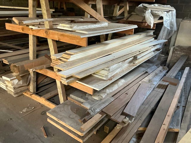 Grote partij diverse houten latten, planken en profielen - afbeelding 2 van  27