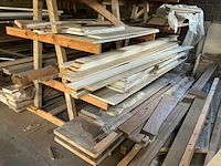 Grote partij diverse houten latten, planken en profielen - afbeelding 2 van  27
