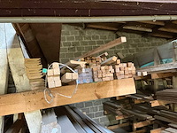 Grote partij diverse houten latten, planken en profielen - afbeelding 11 van  27