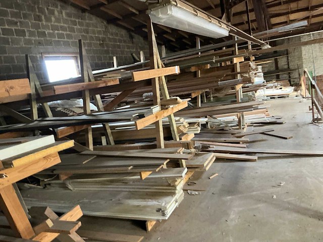 Grote partij diverse houten latten, planken en profielen - afbeelding 1 van  27