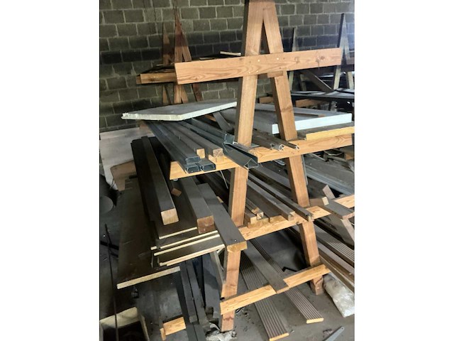 Grote partij diverse houten latten, planken en profielen - afbeelding 12 van  27