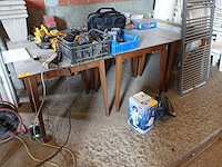 Grote partij diverse houten tafels - afbeelding 1 van  6