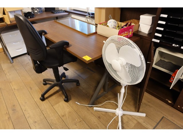 Grote partij diverse inhoud bureau - afbeelding 1 van  14