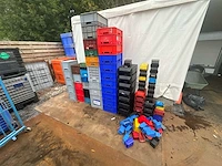 Grote partij diverse kunststof magazijnbakken en stapelkratten - afbeelding 2 van  3