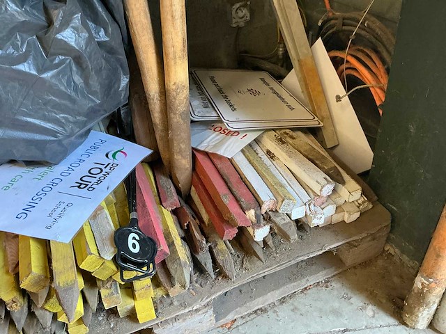 Grote partij diverse markeerpaaltjes - afbeelding 1 van  1