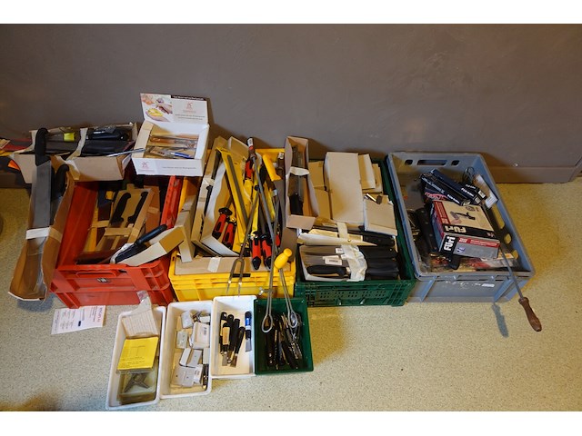 Grote partij diverse messen en toebehoren - afbeelding 1 van  14