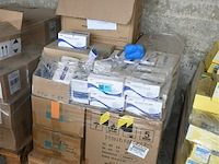 Grote partij diverse mondmaskers - afbeelding 1 van  8