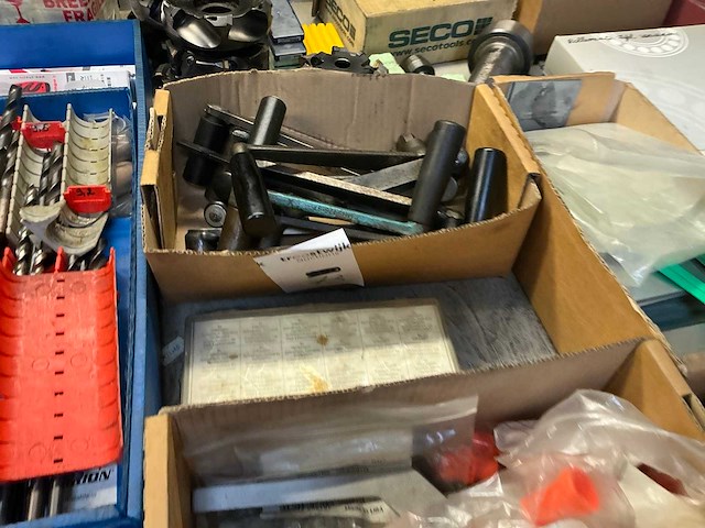 Grote partij diverse onderdelen en accessoires voor metaalbewerkingsmachines - afbeelding 5 van  16
