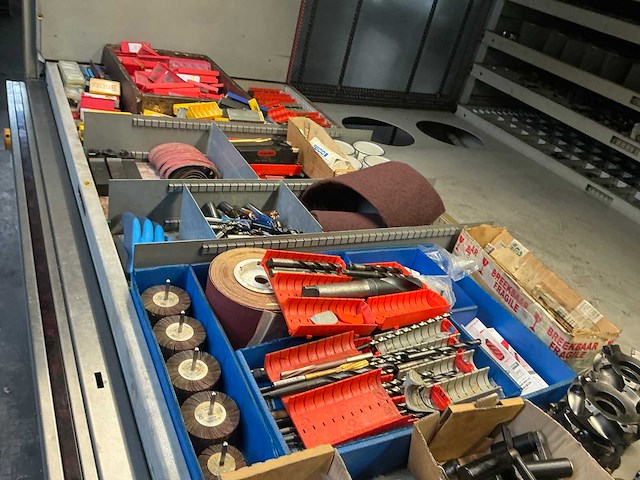 Grote partij diverse onderdelen en accessoires voor metaalbewerkingsmachines - afbeelding 1 van  16