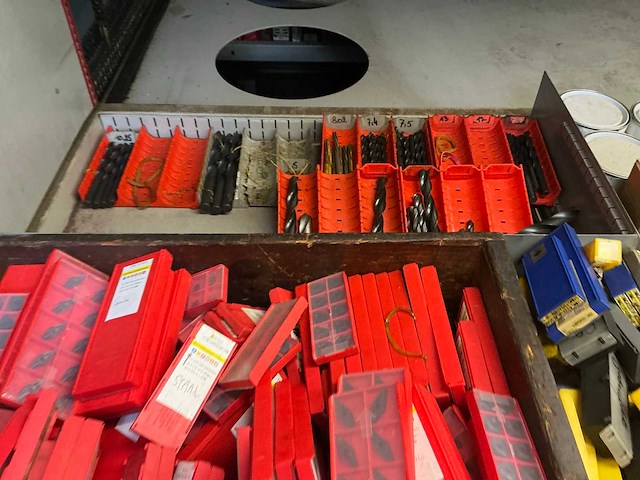 Grote partij diverse onderdelen en accessoires voor metaalbewerkingsmachines - afbeelding 11 van  16