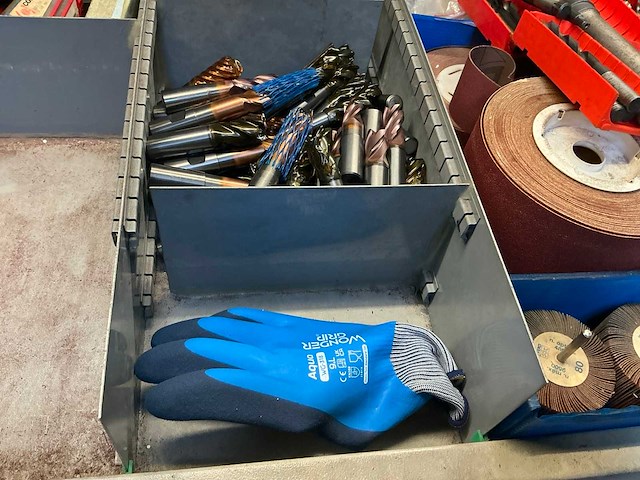 Grote partij diverse onderdelen en accessoires voor metaalbewerkingsmachines - afbeelding 15 van  16