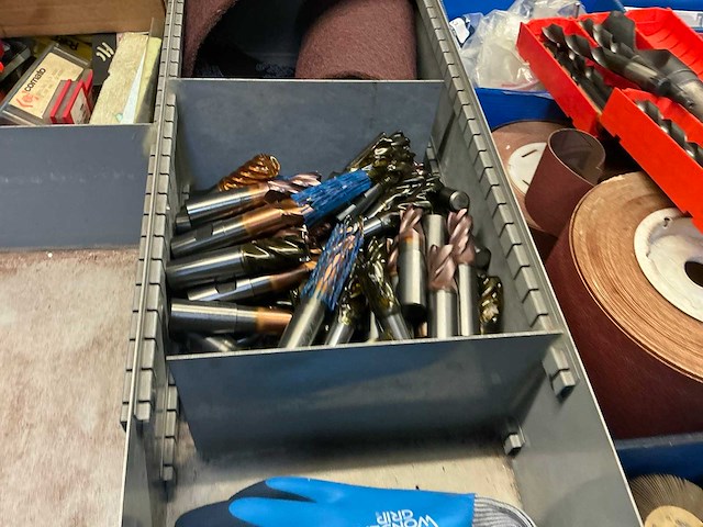 Grote partij diverse onderdelen en accessoires voor metaalbewerkingsmachines - afbeelding 16 van  16