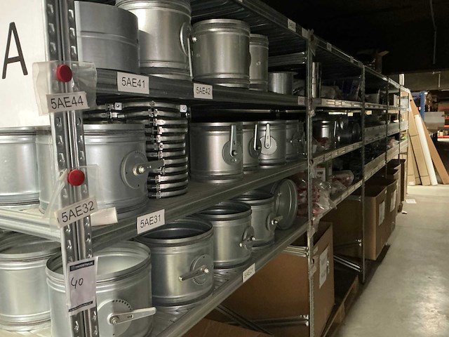 Grote partij diverse onderdelen en accessoires voor ventilatiesysteem - afbeelding 1 van  12