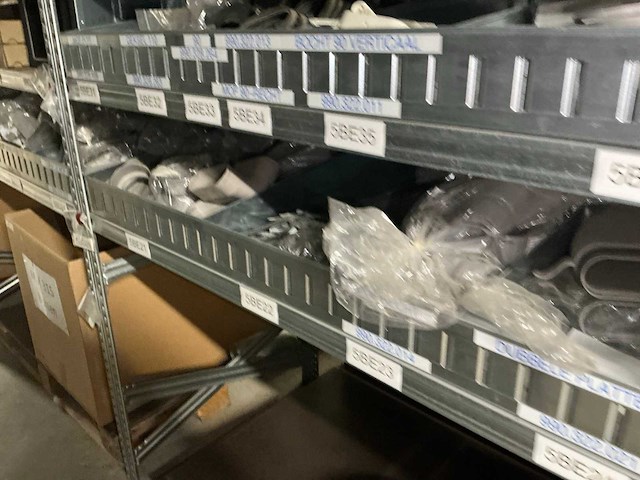 Grote partij diverse onderdelen en accessoires voor ventilatiesysteem - afbeelding 18 van  24