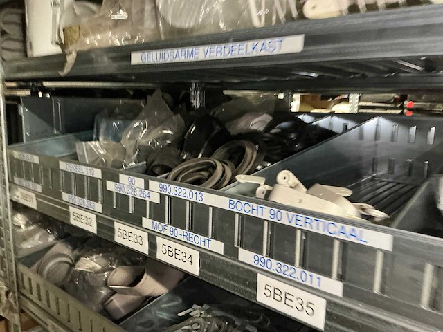 Grote partij diverse onderdelen en accessoires voor ventilatiesysteem - afbeelding 19 van  24