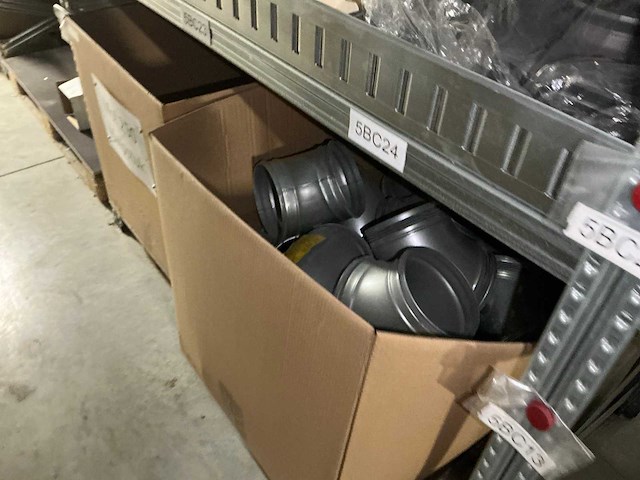Grote partij diverse onderdelen en accessoires voor ventilatiesysteem - afbeelding 23 van  24