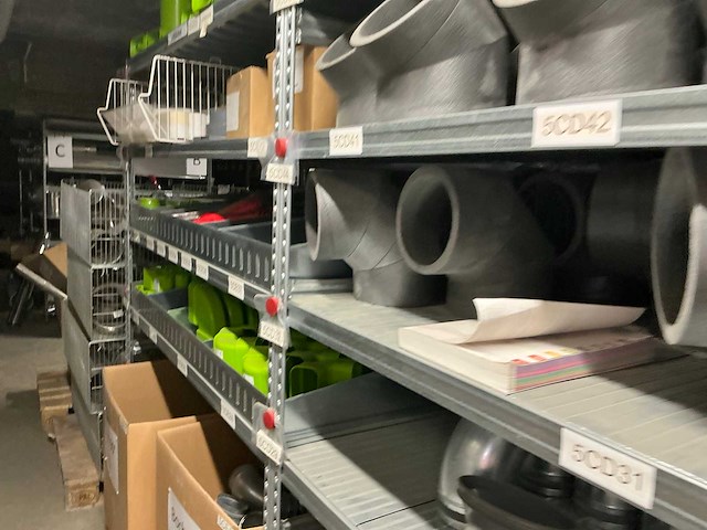 Grote partij diverse onderdelen en accessoires voor ventilatiesysteem - afbeelding 2 van  3
