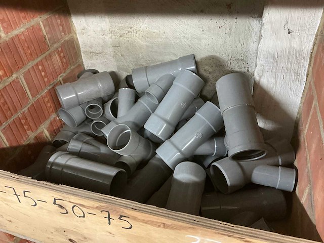 Grote partij diverse pvc koppelstukken - afbeelding 1 van  43