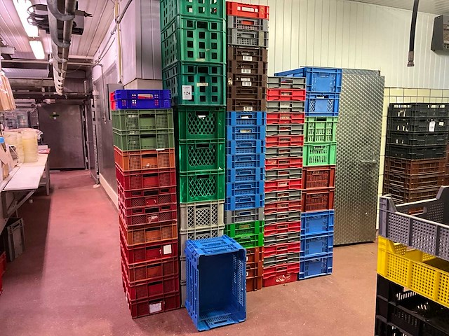Grote partij diverse pvc stapelkrat - afbeelding 1 van  2
