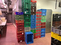 Grote partij diverse pvc stapelkrat - afbeelding 1 van  2