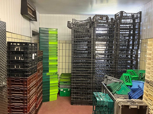 Grote partij diverse pvc stapelkrat - afbeelding 1 van  4
