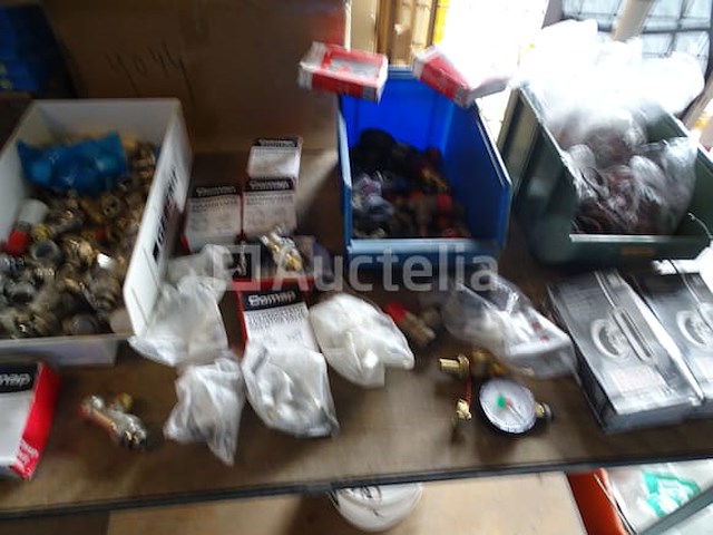 Grote partij diverse sanitairsaccessoires - afbeelding 1 van  15