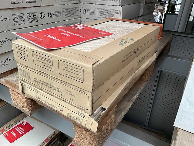 Grote partij diverse vloer/wandtegels - afbeelding 1 van  32