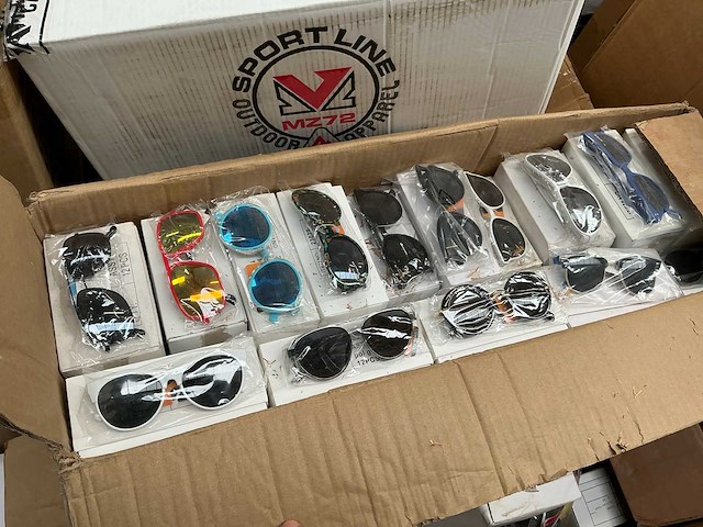 Grote partij diverse zonnebrillen (ca. 500x) - afbeelding 1 van  3