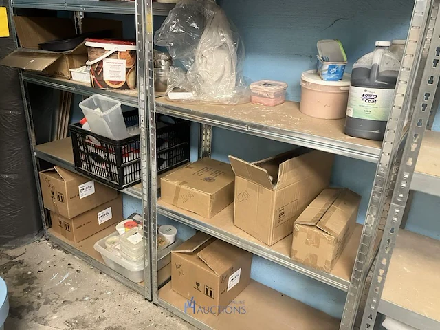 Grote partij diversen bestaande uit 15 diverse alu opbergrekken waaronder, diverse decoratiestukken, lamp, multiplex planken, diverse potten, tassen, knutselgerei, pvc geredschapskoffer, pvc emmers, klei, enzovoort - afbeelding 2 van  24