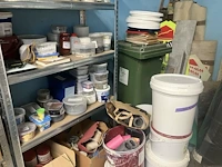 Grote partij diversen bestaande uit 15 diverse alu opbergrekken waaronder, diverse decoratiestukken, lamp, multiplex planken, diverse potten, tassen, knutselgerei, pvc geredschapskoffer, pvc emmers, klei, enzovoort - afbeelding 3 van  24