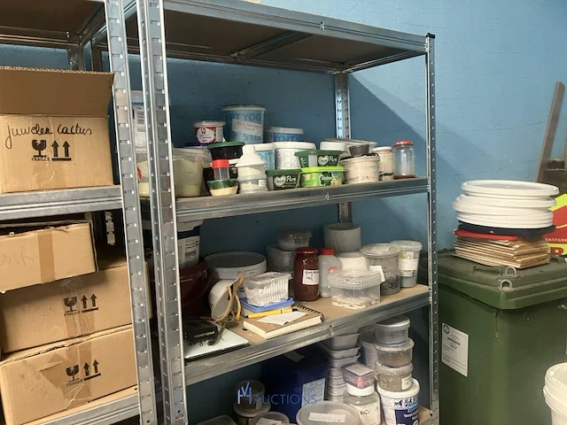 Grote partij diversen bestaande uit 15 diverse alu opbergrekken waaronder, diverse decoratiestukken, lamp, multiplex planken, diverse potten, tassen, knutselgerei, pvc geredschapskoffer, pvc emmers, klei, enzovoort - afbeelding 4 van  24