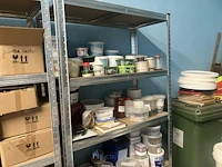Grote partij diversen bestaande uit 15 diverse alu opbergrekken waaronder, diverse decoratiestukken, lamp, multiplex planken, diverse potten, tassen, knutselgerei, pvc geredschapskoffer, pvc emmers, klei, enzovoort - afbeelding 4 van  24